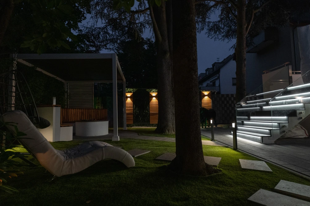 Bild des Gartens bei Nacht. 